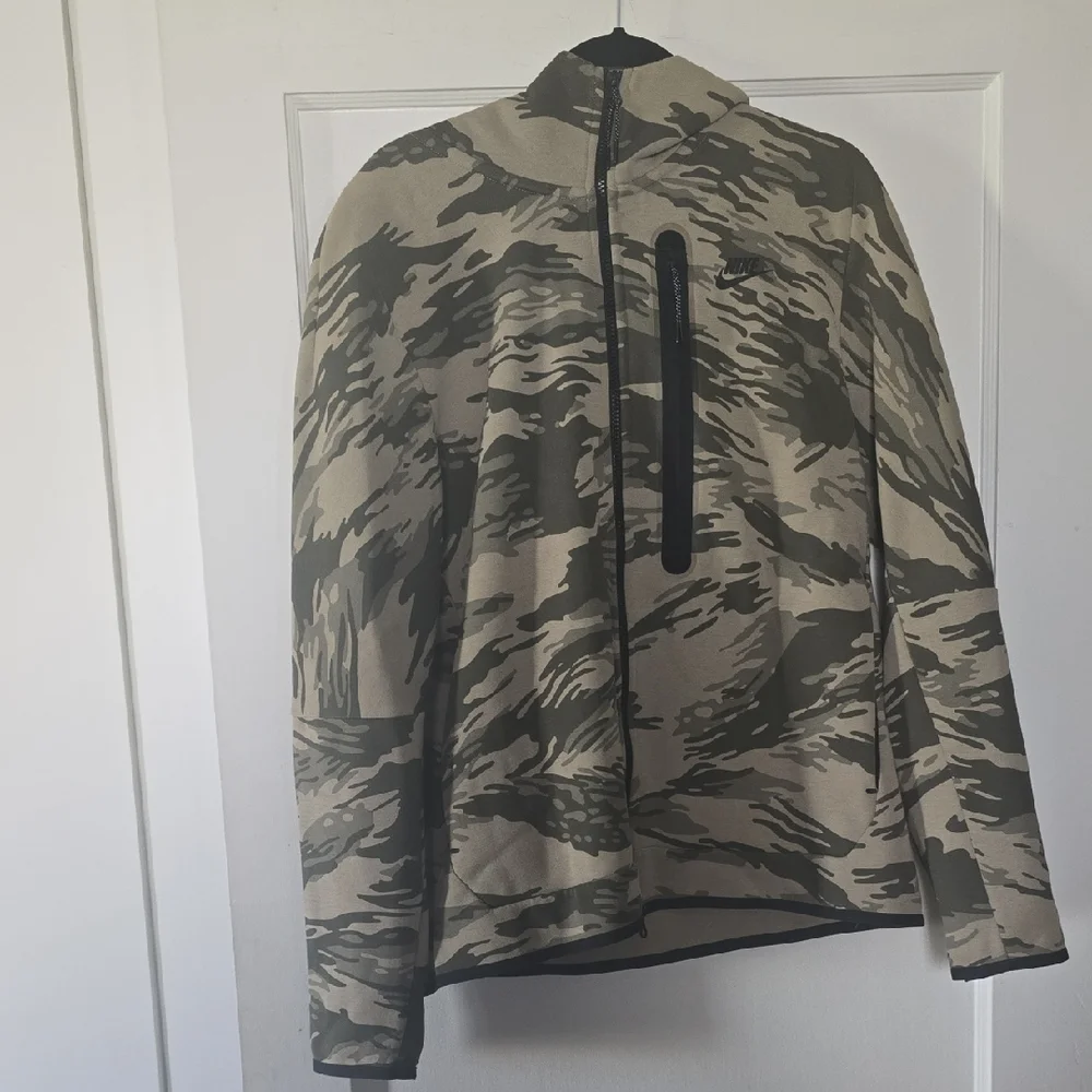 Nike Men's Green and Tan Camouflage Windbreaker - Picture 1 of 3
